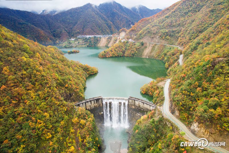 Farbiger Herbst in der Feidu-Schlucht