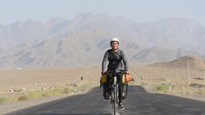 Der Mann f?hrt mit dem Fahrrad von Benin nach China 