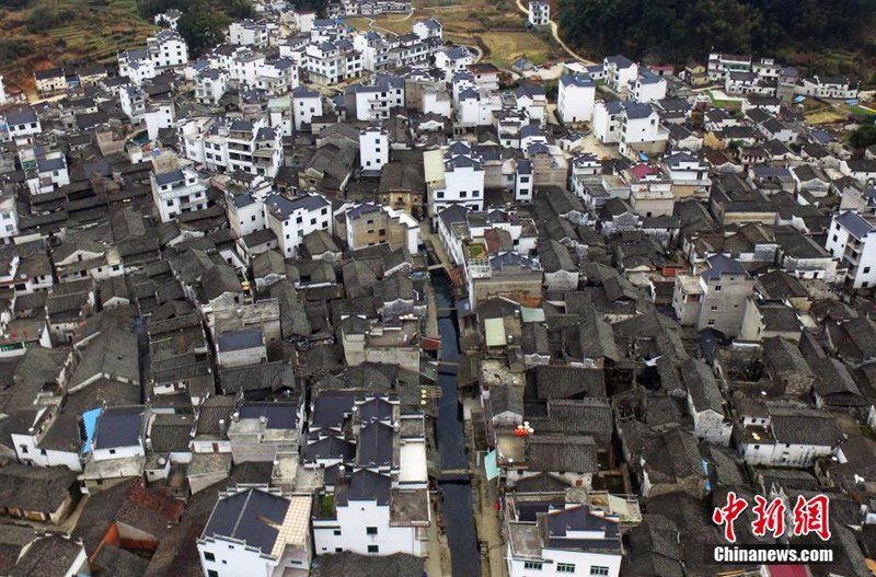 Historisches Naturdorf aus der Vogelperspektive