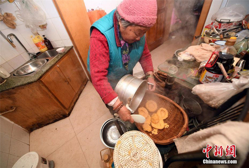 Kunming: 88-J?hrige füttert seit 30 Jahren M?wen mit Selbstgemachtem