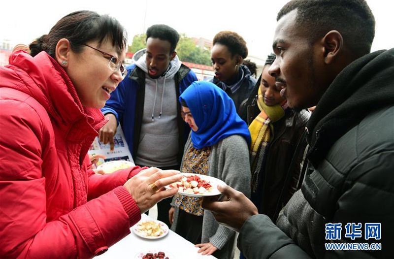 Ausl?ndische Studenten erleben Laba-Fest