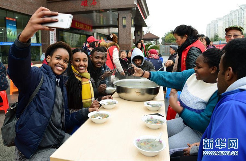 Ausl?ndische Studenten erleben Laba-Fest