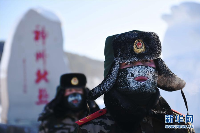 Grenzpolizisten patrouillieren im kalten Winter  