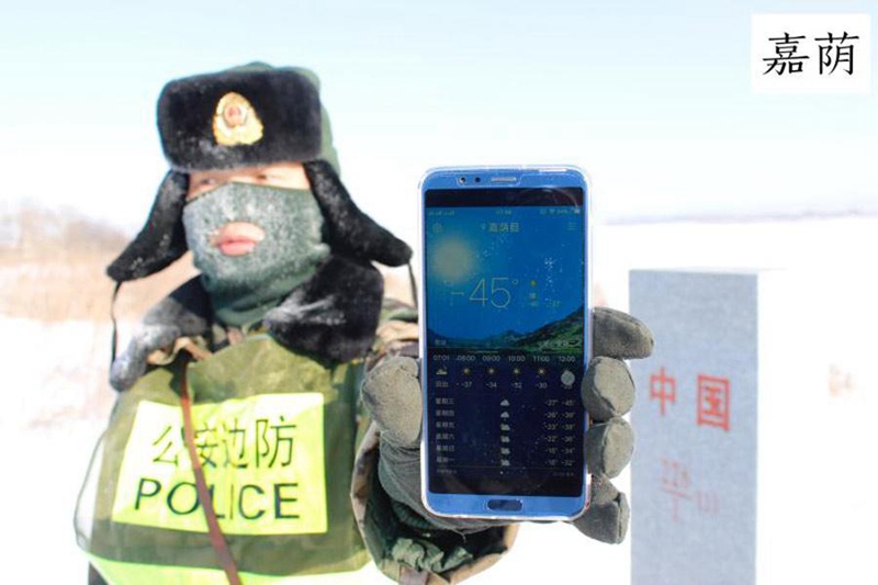 Grenzpolizisten patrouillieren im kalten Winter  