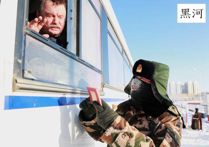 Grenzpolizisten patrouillieren im kalten Winter  