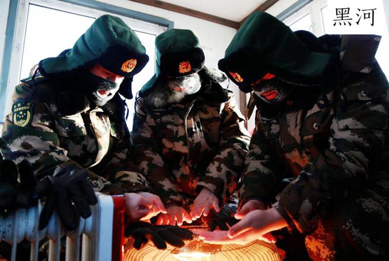 Grenzpolizisten patrouillieren im kalten Winter  