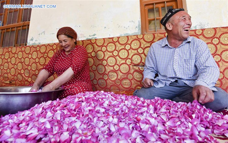 Leute verdienen durch Herstellung von Rosenso?e in Xinjiang