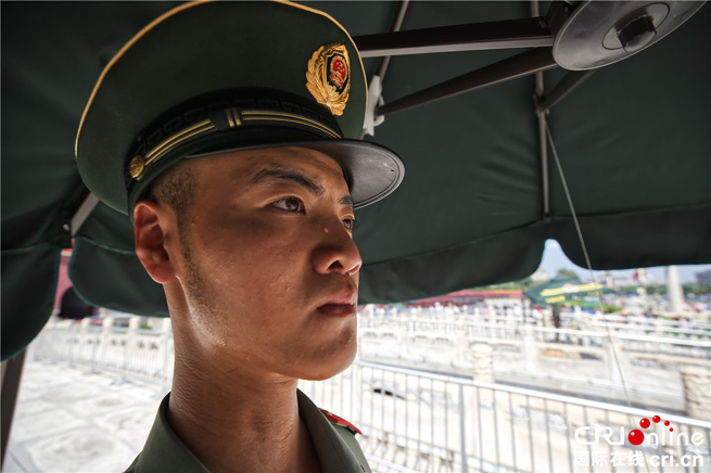 Soldaten bleiben trotz Hitzewelle auf ihren Posten