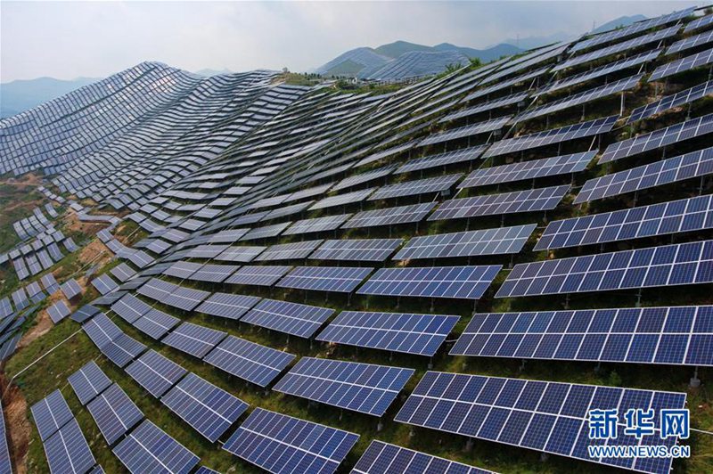 Shanxi: Photovoltaik-Anlagen im kahlen Berg gehen ans Netz