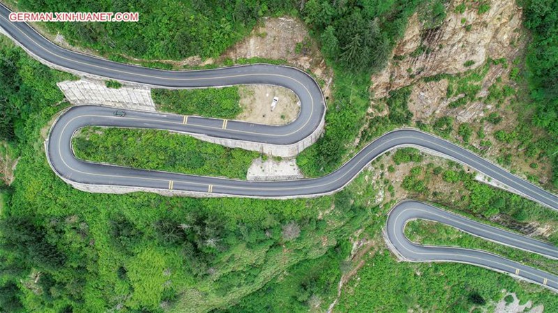 Schnellstra?e Gyirong-Pass in Tibet gewinnt nach Erdbeben wieder an Dynamik