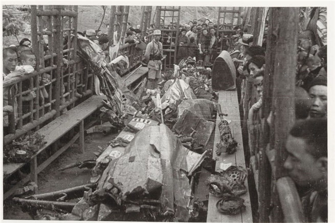Fotoausstellung über die Bombardierungen von London und Chongqing
