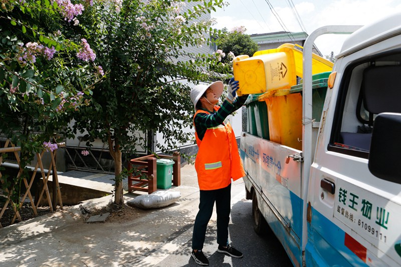 Bewohner in l?ndlichen Gebieten werden zu Mülltrennung motiviert