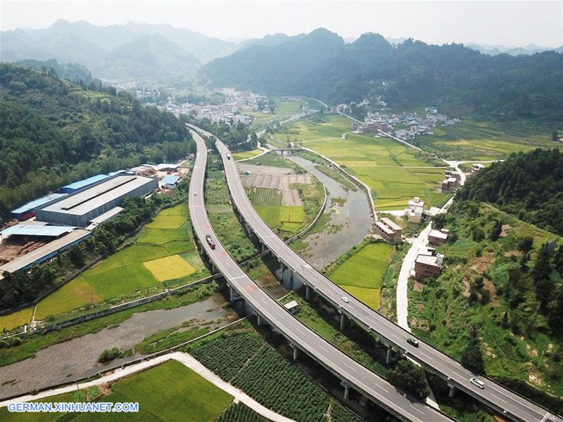 Landschaft entlang der Autobahn Lanzhou-Haikou in Duyun von Guizhou
