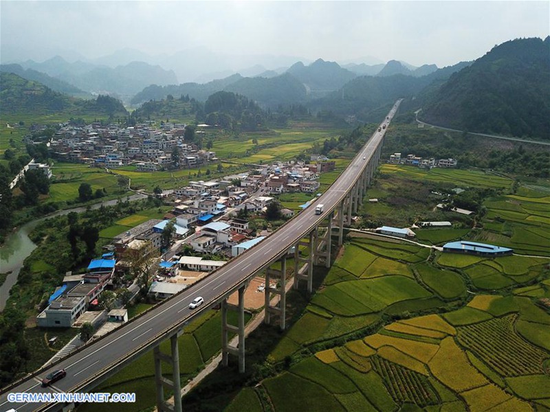 Landschaft entlang der Autobahn Lanzhou-Haikou in Duyun von Guizhou