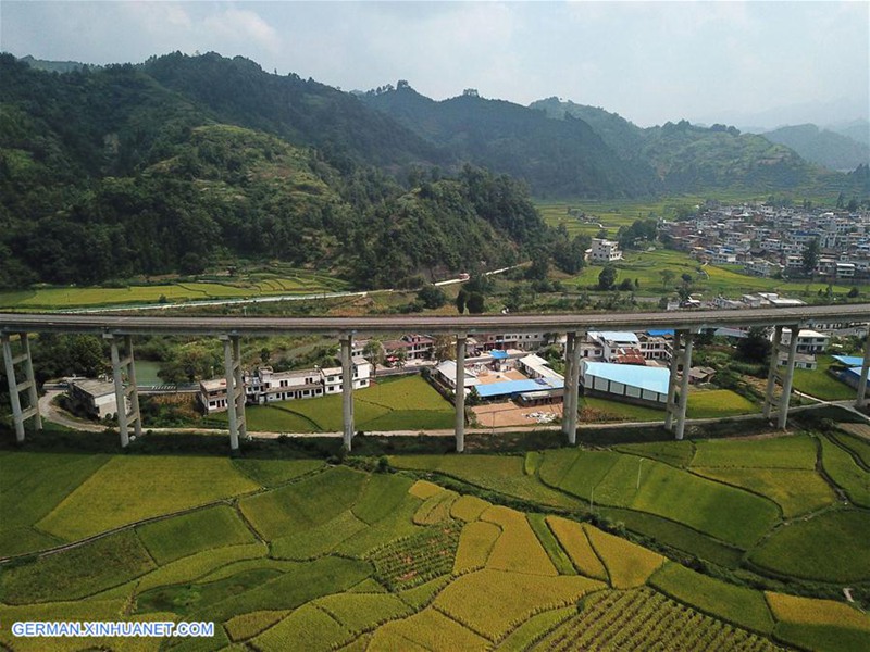 Landschaft entlang der Autobahn Lanzhou-Haikou in Duyun von Guizhou