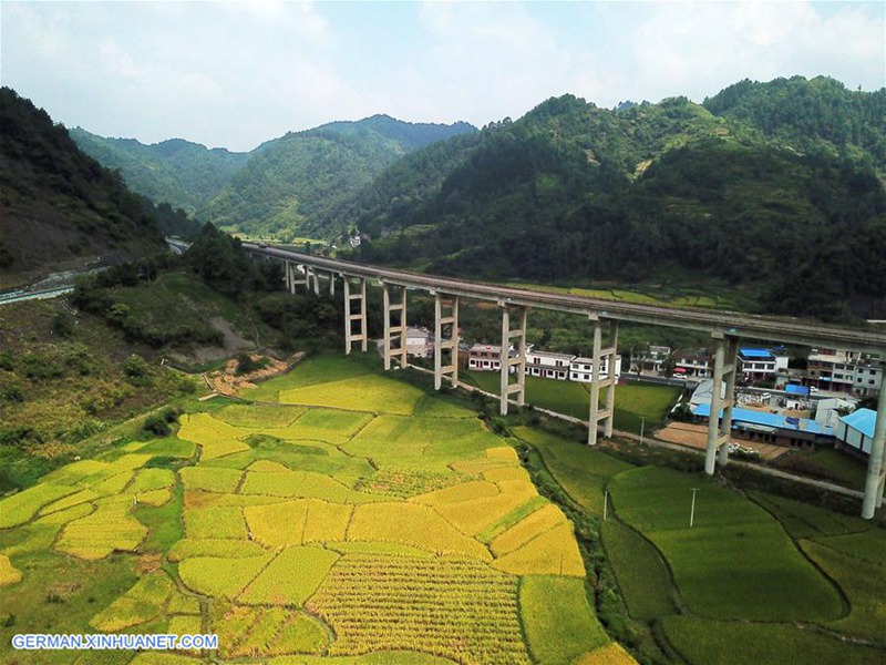 Landschaft entlang der Autobahn Lanzhou-Haikou in Duyun von Guizhou