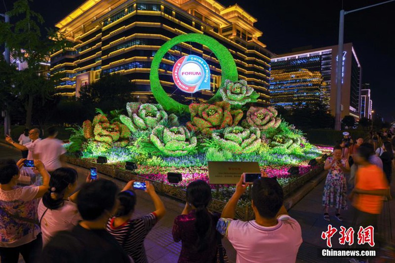 Beijing begrü?t afrikanische G?ste mit Blumen und Beleuchtungsanlagen