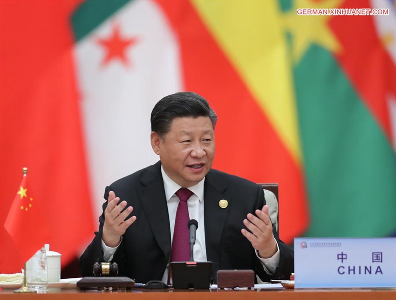 Xi Jinping sitzt erster Phase des Rundtisch-Treffens des Beijing-Gipfeltreffens 2018 des FOCAC vor