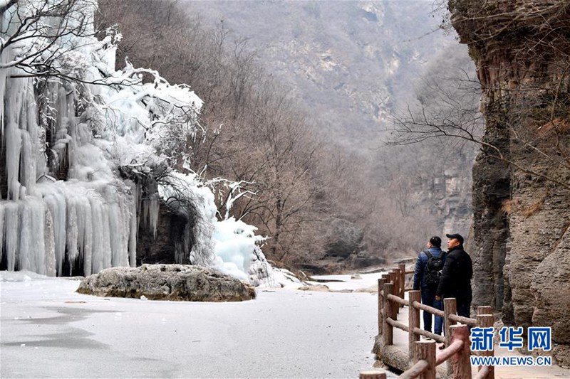 Temperatursturz am Yuntai-Berg: Wasserfall gefroren