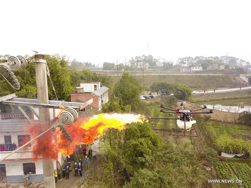 Feuerspeiende Drohne befreit Stromleitungen in Chongqing