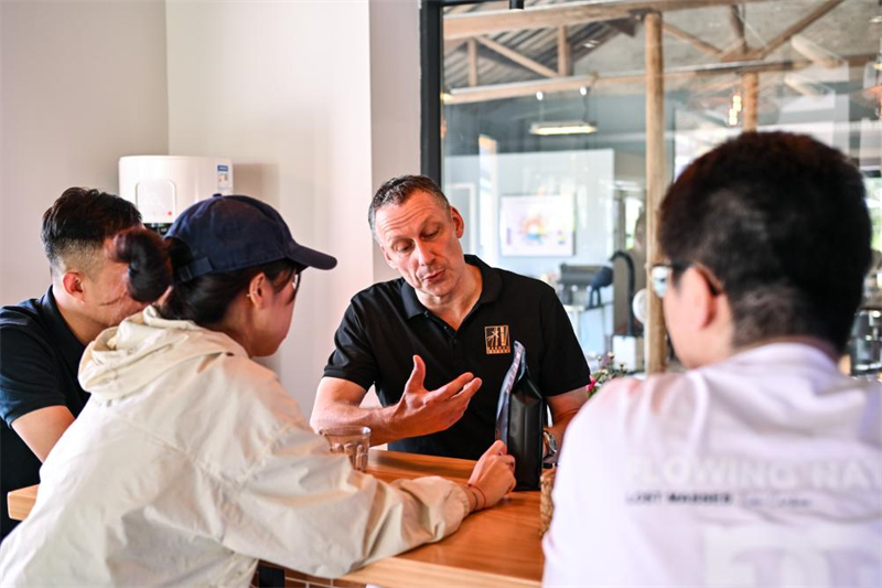 Deutscher Barista betreibt Café in malerischem Dorf in Ostchina