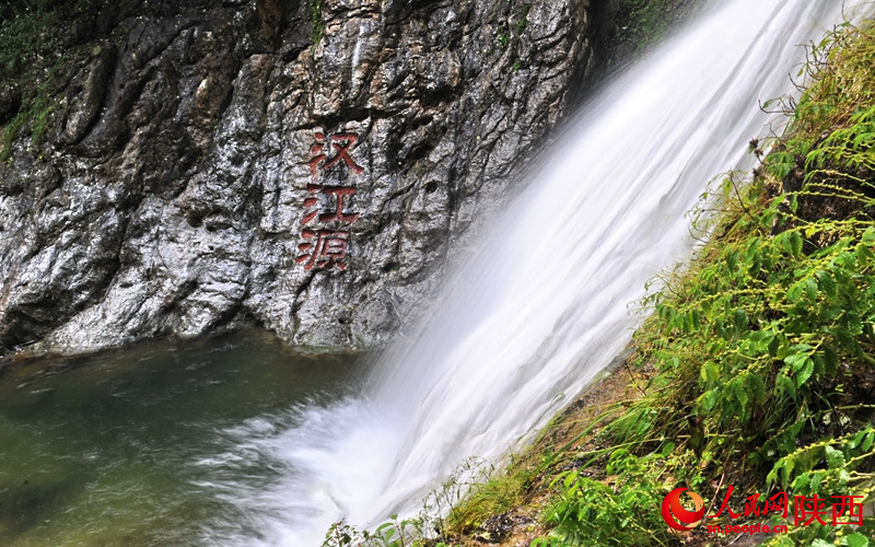 ?Lebendiges Wasser“ aus der Quelle des Han-Flusses umflie?t die grünen Hügel